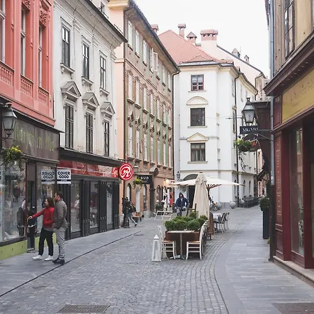 Apartment Sweet 16 *